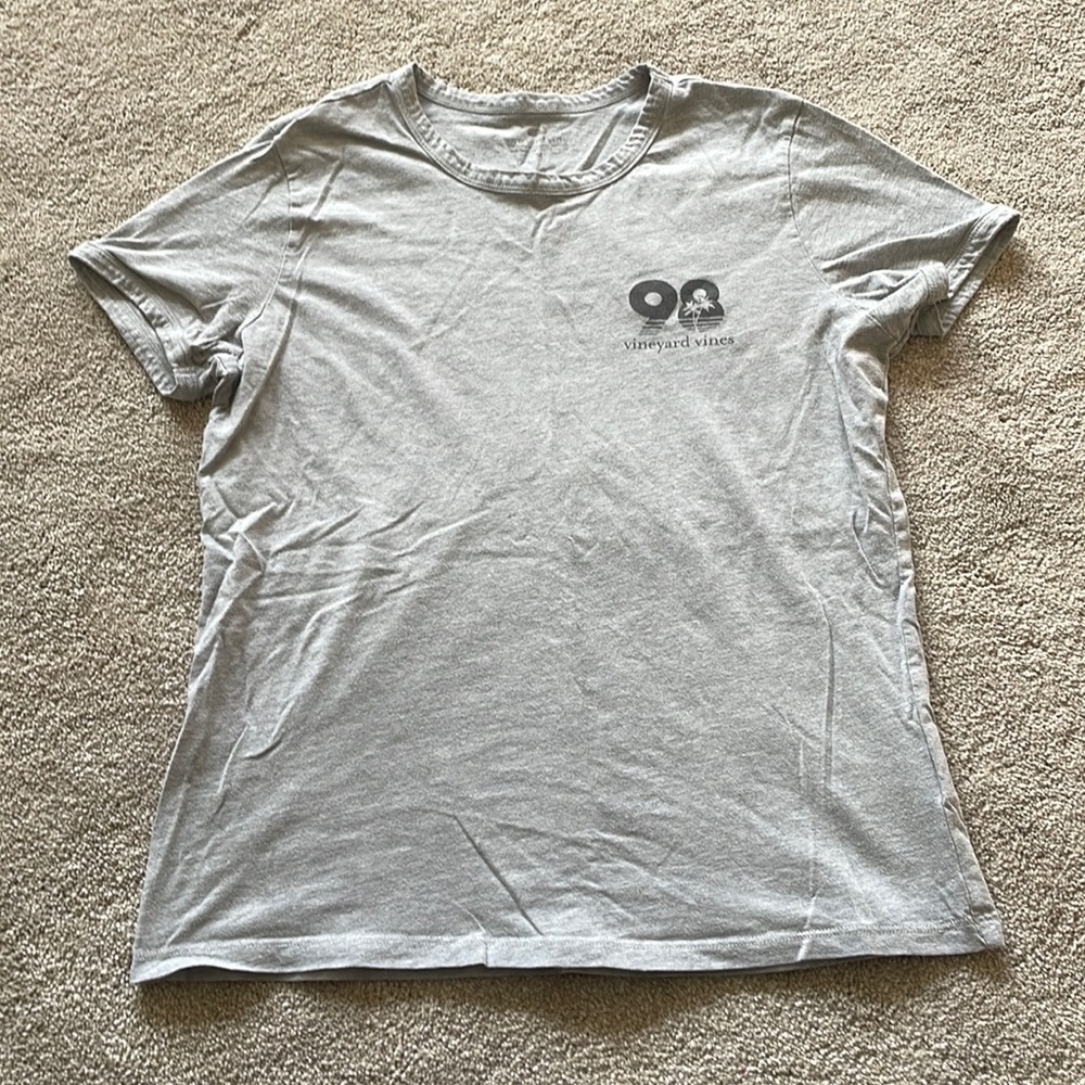 Gray vineyard vines tee shirt